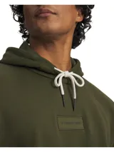 Canguro verde militar con capucha, cordones blancos y bolsillo tipo canguro. Tiene un logo rectangular en el pecho y puños y cintura acanalados.