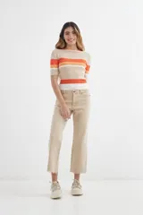 Sweater de punto color beige con rayas horizontales en naranja y blanco, de mangas cortas y cuello redondo.