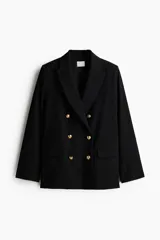 Blazer negro de corte recto, doble botonadura con botones dorados, solapas de pico, hombreras, bolsillos delanteros ribeteados con solapa, botones decorativos en los puños y abertura trasera.