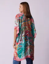 Kimono Barrington de satén con estampado floral multicolor y mangas cortas.