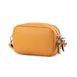 Bandolera color camel de cuero sintético con correa larga regulable. Tiene dos compartimentos internos, uno de ellos con cierre.