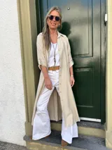 Sobrecamisa maxi de viscosa color beige, con cuello camisero, mangas 3/4 y tajos laterales.