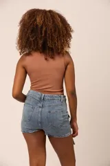 Short pollera de jean azul con bolsillos cargo y detalle de cintas colgantes.