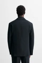 Blazer regular fit confeccionado en tejido con 17% de lana. Cuello con solapas de muesca. Manga larga acabada en puño con detalle de botones. Bolsillo de vivo en pecho y de solapa en cadera. Detalle bolsillo interior. Bajo con aberturas en espalda. Cierre frontal con botones.
