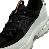 Zapatillas Nike Zoom Vomero 5 Roam, color negro con detalles en gris y blanco.