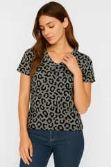 Remera de manga corta con estampado animal print en tonos marrones y beige, cuello en V y corte holgado.