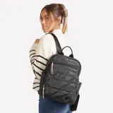 Mochila color beige con diseño acolchado en forma de rombos. Tiene un bolsillo frontal con cierre, dos bolsillos laterales abiertos y un bolsillo interno con cierre. Las correas son ajustables y tiene un asa superior para llevar en la mano.