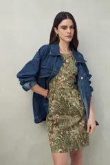 Vestido corto verde con estampado floral, breteles finos y escote recto.