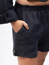 Shorts de lino color azul marino, con cintura elástica y dos bolsillos laterales.