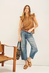 Camisa color marrón con estampado geométrico, escote redondo, mangas cortas con volados estampados y tajos laterales.