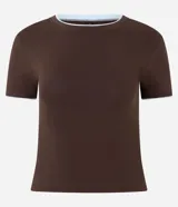 Remera ajustada de manga corta, color azul marino, con cuello redondo ribeteado en blanco.