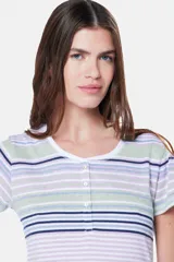 Remera de manga corta con botones, con rayas horizontales en tonos beige, azul, rosa y gris.