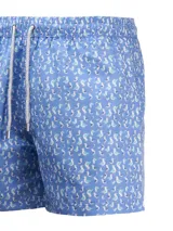 Short de baño celeste con estampado de ballenas en azul y gris. Tiene cintura elástica con cordón ajustable y bolsillos laterales.