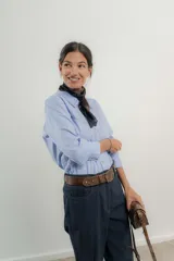 Camisa blanca de algodón con cuello tipo masculino, abotonadura central, manga larga y puños con botones. Canesú y cuello bordado con cadeneta a contratono.