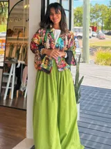 Pantalón de pierna ancha color beige, confeccionado en tencel. Presenta un diseño fluido y holgado con cintura elástica fruncida.