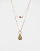 Collar dorado de doble cadena, una con dijes de perlas y ojo turco rojo, y otra con dijes de mano de Fátima y monedas.