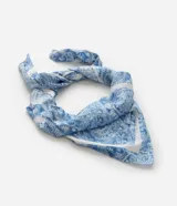 Pañuelo cuadrado de satén con estampado paisley en tonos de azul y blanco, con borde blanco.