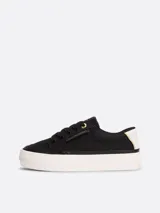 Zapatillas Tommy Hilfiger Essential de plataforma, color negro, confeccionadas en lona de algodón. Presentan suela de goma blanca, interior de poliéster, plantilla extraíble y logo metálico en la lengüeta y el lateral.
