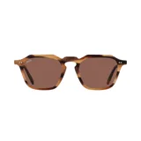 Lentes de sol con montura de acetato color carey y lentes marrones.