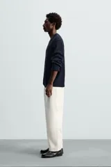 Jersey azul marino de punto, con cuello redondo y manga larga. Tejido en hilatura con mezcla de seda y lino.