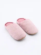 Pantuflas rosadas a rayas horizontales blancas, con interior liso rosado y suela marrón.