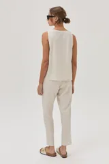 Musculosa color crema de lino metalizado con escote en V y sin mangas.