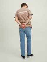 Jean de tiro alto color celeste con diseño clásico de cinco bolsillos, corte loose y cierre con botón.