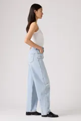 Pantalón de jean celeste de corte ancho, con bolsillos delanteros y traseros, y detalle de costuras en las rodillas.