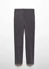 Pantalón de vestir gris oscuro, de corte skinny, tiro medio, con bolsillos laterales y traseros.