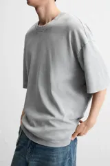 Camiseta azul con efecto lavado, corte holgado, cuello redondo y mangas cortas.