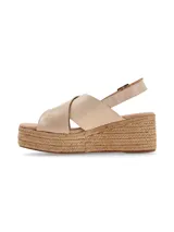 Sandalia con plataforma de yute y tiras cruzadas en cuero color beige.