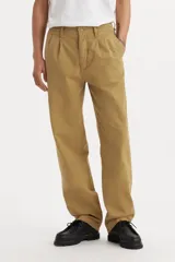 Pantalón tipo chino de corte recto y suelto, color beige, con confección 100% algodón.