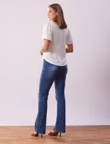 Remera blanca de poliéster, rayón y elastano, con cuello a la base y escote en V. Manga corta amplia bordada. Marca Cable & Gauge.