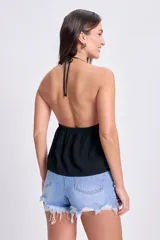 Top negro con breteles finos y escote en V.