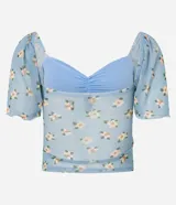 Blusa cropped de tule celeste con estampado floral, escote corazón, mangas cortas sueltas con acabado frufru y fruncido en el busto.
