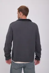 Cárdigan gris de punto con cierre de cremallera, cuello alto y mangas largas.