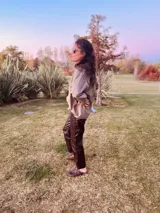 Pantalón slouchy de cuero ovino italiano color chocolate, corte mom fit con tiro semi alto, flojo y con tajos inferiores.