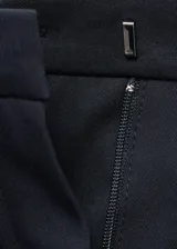 Pantalón de vestir azul marino con corte cigarette, tiro medio y ruedo con dobladillo.