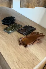 Guantes de cuero sin dedos, disponibles en negro, marrón, verde y marrón oscuro.