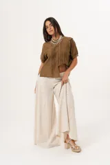 Sandalia de fiesta color champagne con triple tira delantera entrelazada y pulsera con hebilla. Plataforma delantera de 2,5 cm y taco de 8 cm.