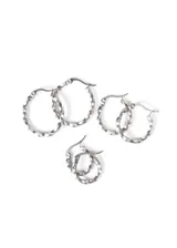 Set de tres pares de aros tipo argolla de acero quirúrgico plateado con diseño torneado. Incluye un par grande, un par mediano y un par pequeño.