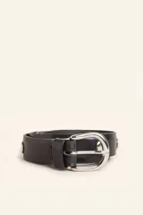 Cinturón de cuero negro con hebilla metálica plateada y tachas circulares.