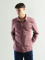 Camisa azul marino de manga larga con cuello abotonado y corte clásico.