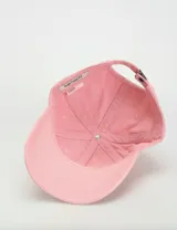 Gorra de béisbol rosa con logo de Carhartt bordado en blanco.