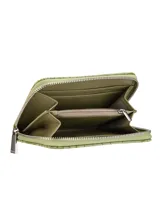 Monedero Terrano color beige con textura símil piel de cocodrilo, cierre con cremallera y aplique metálico con el logo de la marca.