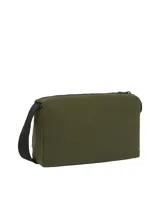 Cartera tipo mensajera de color verde militar confeccionada en nailon con acabado texturizado. Presenta un diseño utilitario con una raya negra a contraste en la parte delantera y el logo metálico de Tommy Hilfiger. Cuenta con un compartimento principal y un bolsillo exterior frontal, ambos con cierre de cremallera, además de una correa ajustable negra.