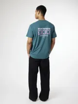Camiseta verde con estampado en el lateral superior izquierdo y en la espalda, confeccionada con 100% algodón orgánico y corte regular fit.