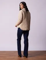 Campera capitoneada negra marca Weatherproof, con cuello con solapa, abertura central con botones metálicos, bolsillos delanteros y forro interno a tono.
