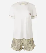 Conjunto de pijama compuesto por una remera de mangas cortas con cuello redondo y bolsillo con bordado de flores, y un short con cintura elástica y estampado paisley.