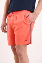 Short de baño azul marino con cintura elástica y cordón ajustable. Detalle de ribete blanco en el lateral.